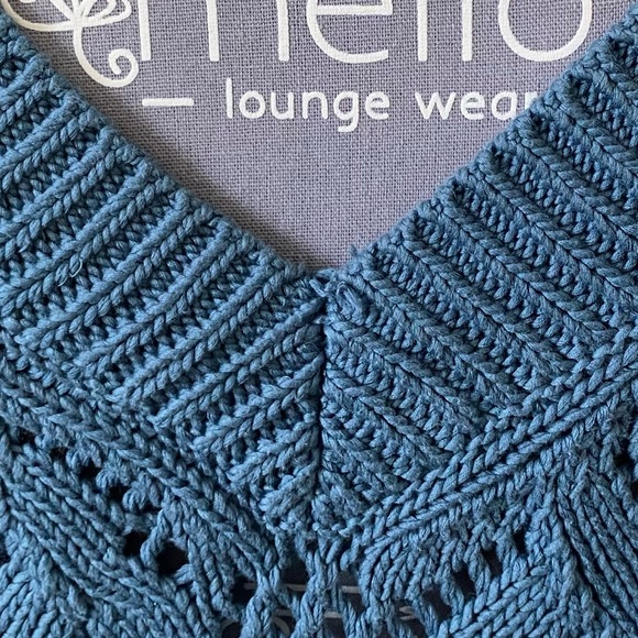 Club Monaco Dusty Blue knit crochet style 3/4 sleeve v-neck Sweater - Picture 6 of 7